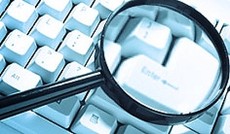 © Bild: Fotolia/ox17, Lupe vergrößert Tasten auf Keyboard © Bild: Fotolia/ox17, Lupe vergrößert Tasten auf Keyboard
