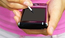 © Fotolia/Vitaliy Pakhnyushchyy, Hände einer jungen Dame, die ein Smart Phone benutzt. © Fotolia/Vitaliy Pakhnyushchyy, Hände einer jungen Dame, die ein Smart Phone benutzt.