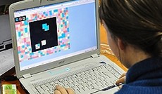 © ORF.at/Nadja Igler, Spielerin vor einem Computer © ORF.at/Nadja Igler, Spielerin vor einem Computer