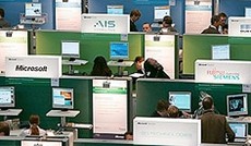 © APA/EPA/Peter Steffen, Besucher in einer Ausstellungshalle auf der Cebit. © APA/EPA/Peter Steffen, Besucher in einer Ausstellungshalle auf der Cebit.
