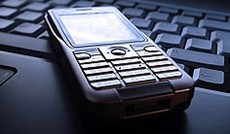 © Fotolia/Mikael Damkier, Ein Handy liegt auf einer Tastatur. © Fotolia/Mikael Damkier, Ein Handy liegt auf einer Tastatur.