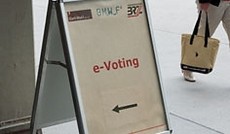 © Bild: Günter Hack, Hinweisschild: E-Voting © Bild: Günter Hack, Hinweisschild: E-Voting