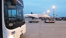 © Günter Hack, Flughafenbus mit Lufthansa-Maschine © Günter Hack, Flughafenbus mit Lufthansa-Maschine
