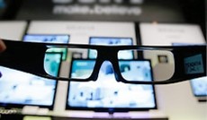 © Reuters/Yuriko Nakao, 3-D-Brille vor 3-D-Bildschirmen © Reuters/Yuriko Nakao, 3-D-Brille vor 3-D-Bildschirmen