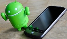 © ORF.at/Nadja Igler, Androidfigur neben Nexus One © ORF.at/Nadja Igler, Androidfigur neben Nexus One