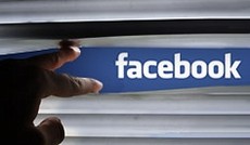 © Fotolia/gunnar3000; ORF.at (Montage), Eine Hand öffnet ein Rollo hinter dem das Facebook-Logo zu sehen ist © Fotolia/gunnar3000; ORF.at (Montage), Eine Hand öffnet ein Rollo hinter dem das Facebook-Logo zu sehen ist