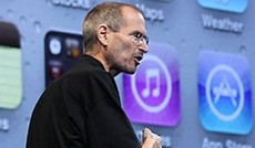 © Reuters/Robert Galbraith, Steve Jobs präsentiert nächste iPhone- Generation © Reuters/Robert Galbraith, Steve Jobs präsentiert nächste iPhone- Generation