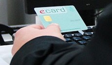 © ORF.at/Roland Winkler, Die E-Card in der Hand eines Patienten © ORF.at/Roland Winkler, Die E-Card in der Hand eines Patienten