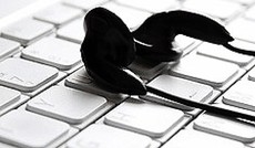 © Fotolia/Bezov, Kopfhörer auf einer Tastatur. © Fotolia/Bezov, Kopfhörer auf einer Tastatur.