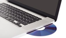© Fotolia/Digitalpress, Laptop der CD auswirft © Fotolia/Digitalpress, Laptop der CD auswirft
