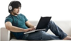 © Fotolia/IKO, Mann hört Musik vom Laptop © Fotolia/IKO, Mann hört Musik vom Laptop