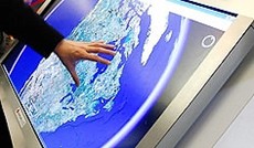 © Reuters/Rick Wilking, Person interagiert mit Google-Earth-Touchscreen © Reuters/Rick Wilking, Person interagiert mit Google-Earth-Touchscreen