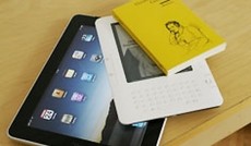 © Günter Hack, Größenvergleich Amazon Kindle, Apple iPad und Reclam-Taschenbuch © Günter Hack, Größenvergleich Amazon Kindle, Apple iPad und Reclam-Taschenbuch