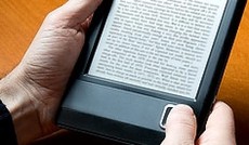 © Fotolia/Photosani, Jemand hält einen Ebook-Reader © Fotolia/Photosani, Jemand hält einen Ebook-Reader