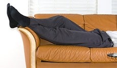 © Fotolia/Alexey Stiop, Mann liegt auf Couch © Fotolia/Alexey Stiop, Mann liegt auf Couch