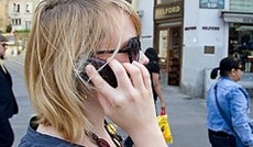 © ORF.at/Sabine Koder, Frau mit Handy auf der Straße © ORF.at/Sabine Koder, Frau mit Handy auf der Straße