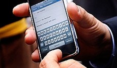 © Reuters/Mike Segar, Finger tippen auf einem Smartphone © Reuters/Mike Segar, Finger tippen auf einem Smartphone