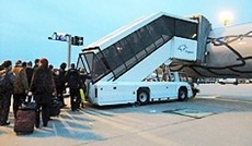 © Günter Hack, Flugpassagiere beim Boarding über Gangway © Günter Hack, Flugpassagiere beim Boarding über Gangway