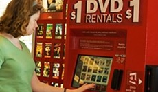 © Redbox, Kundin vor einem DVD-Verleihkiosk der Firma Redbox © Redbox, Kundin vor einem DVD-Verleihkiosk der Firma Redbox