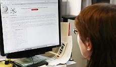 � ORF.at/Julia Hammerle, Frau vor Computer, die gerade eine Wikipedia-Seite bearbeitet.