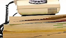 � Fotolia/flucas, Telefon steht auf Telefonb�chern