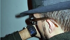 � ORF.at, Mann mit Handyuhr