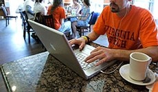 � AP/Robert F. Bukaty, Arbeiten mit dem Laptop im Cafehaus