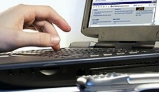 © Fotolia/Andrzej Puchta, IT-Fachkraft arbeitet am Laptop