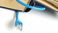 � Fotolia/DLeonis Caldicola, Buch mit USB-Kabel