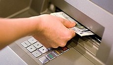 � Fotolia/Stefan Redel , Geldbehebung bei einem Bankomaten