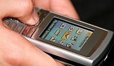 � Fotolia/Maria.P, Handy mit E-Mail-Icon