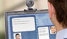 � Fotolia/Andres Rodriguez, Mann sitzt vor einem Laptop mit Webcam