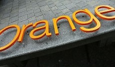 � Bild: Orange, Ein Logoschriftzug der Firma Orange liegt auf einer Bank