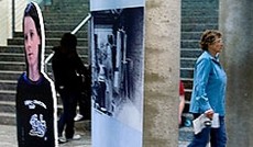 � Bild: eSeL, Menschen auf einer Ausstellung