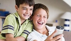 � Fotolia/Monkey Business, Kinder beim Spielen mit einem Mobiltelefon