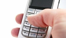 � Fotolia/Angie Lingnau, Hand mit Handy