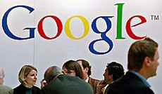 � AP/Jens Meyer, Menschen vor dem Google-Logo