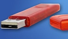 � Fotolia/Benjamin Herzog, USB-Stick mit abgezogener Schutzkappe