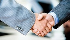 � Fotolia/pressmaster, Gesch�ftsm�nner geben sich die Hand