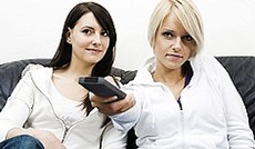 � Fotolia/Amir Kaljikovic , Zwei Jugendliche mit Fernbedienung