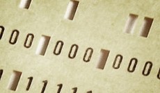 � Fotolia/micha, Ausschnitt einer Lochkarte