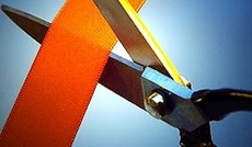 � Fotolia/Walter Luger, Eine Schere k�rzt ein zu langes Band