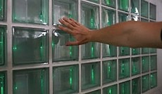 � eSeL, Hand streicht �ber Glasbausteine