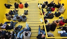 � Bild: eSeL, Menschen, die im Freilufttheater sitzen