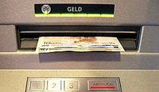 � Fotolia/Maria.P. (Montage), Geldscheine in Bakomat