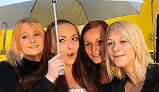 � eSeL, Vier Frauen unter einem Regenschirm