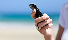 � Fotolia/Esther Hildebrandt, Handynutzer am Meer