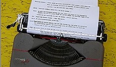 � eSeL, Schreibmaschine mit eingespanntem Blatt