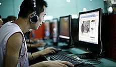 � AP/Greg Baker, Mann surft im Internet