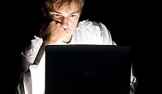 � Fotolia/Andrew Buckin, Jugendlicher vor einem Computer